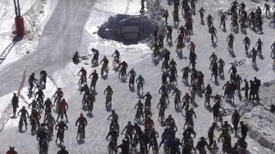 Изрображение 'Сотни велосипедистов устроили массовый завал в Альпах: зрелищное видео'