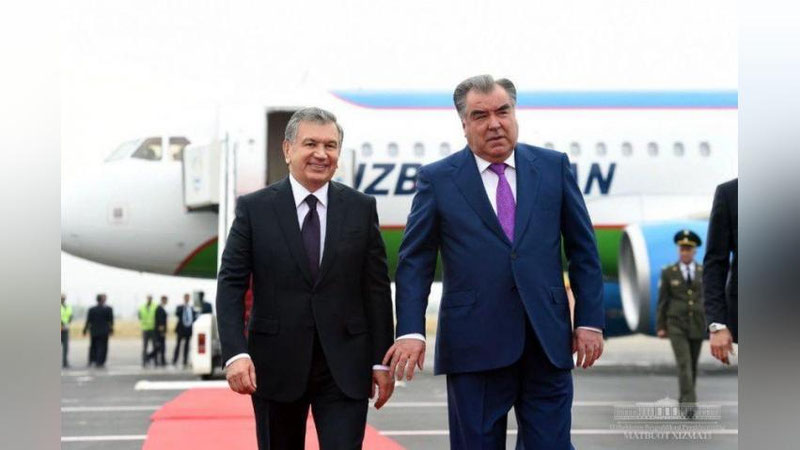 Изрображение 'ШАВКАТА МИРЗИЁЕВА В АЭРОПОРТУ ДУШАНБЕ ВСТРЕТИЛ ЭМОМАЛИ РАХМОН'