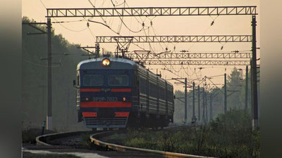 Изрображение 'НЕТРЕЗВУЮ ПАССАЖИРКУ СПАСЛИ ЗА СЕКУНДУ ДО СТОЛКНОВЕНИЯ С ПОЕЗДОМ (ВИДЕО)'