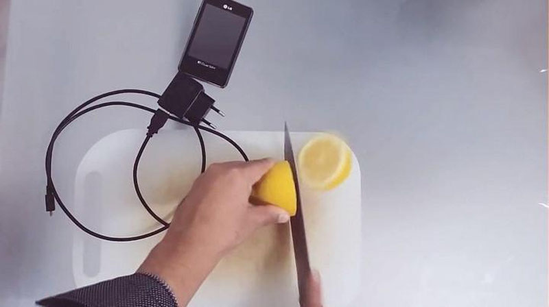 Изрображение 'Как зарядить телефон при помощи лимона (ВИДЕО)'