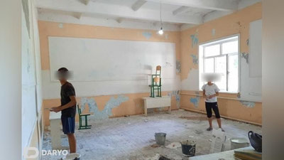 '“Ular ota-onalarining roziligi bilan kelgan”. Jomboydagi sinfxonalarni ta`mirlayotgan maktab o`quvchilari holatiga izoh berildi'ning rasmi