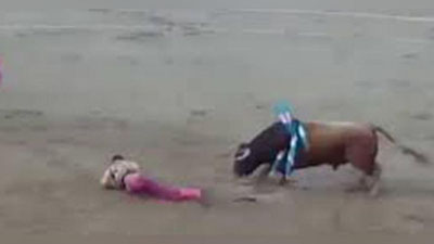 'Buqa matadorning bosh terisini shilib oldi (Video)'ning rasmi