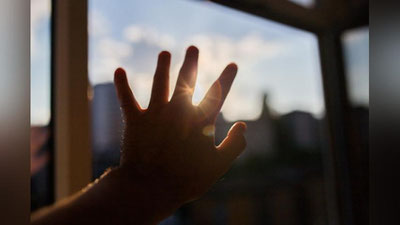 'Ikki yoshli bolakay to`qqizinchi qavatdan tushib ketib, tirik qoldi'ning rasmi