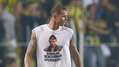 Изрображение 'УЕФА оштрафовал на 5 тысяч евро футболиста "Локомотива" Тарасова за майку с Путиным'