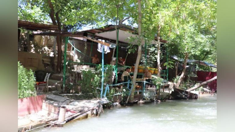 Изрображение 'ХОКИМИЯТ ТАШКЕНТА ПОПРОСИЛ ДОБРОВОЛЬНО СНЕСТИ ПОСТРОЙКИ У БЕРЕГОВ КАНАЛОВ'