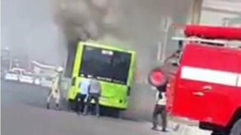 Изрображение 'В Ташкенте сгорел автобус (Видео)'