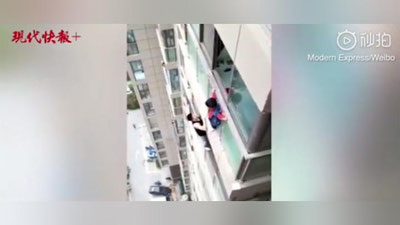 Изрображение 'В КИТАЕ МАЛЬЧИК ПОВИС НА КАРНИЗЕ НА 14-М ЭТАЖЕ (ВИДЕО)'