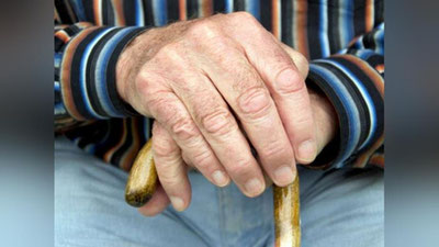 '60 ёшли гиёҳвандфуруш яна қора курсида'ning rasmi