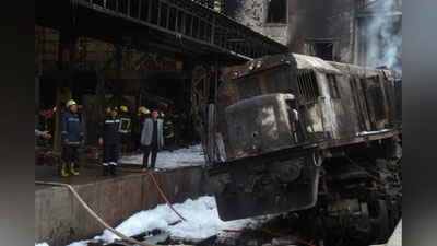 'Misrda lokomotiv platformaga kelib urilishi oqibatida yonib ketdi 'ning rasmi