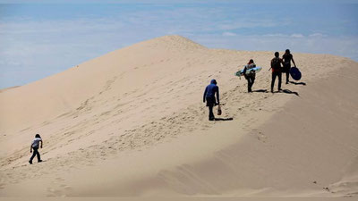 'Дубай Вице-президенти саҳрода қолиб кетган чет элликларга ёрдам қўлини чўзди (Фото)'ning rasmi