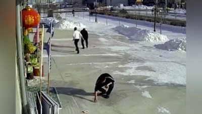 'Хитойликлар шамолда учиб юрган пулларни териб, эгасига қайтаришди'ning rasmi