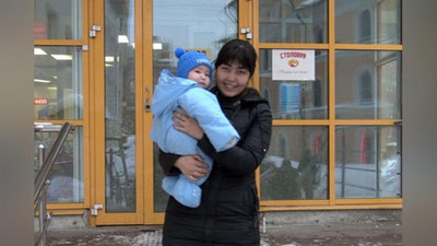 'Elchixona o`zbekistonlik ayolga farzandini qaytarishda yordam berdi  'ning rasmi