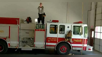 'O`t o`chiruvchi shlang yordamida suyuklisining qo`lini so`radi (Video)'ning rasmi