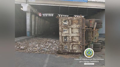 'Kichik xalqa avtomobil yo`lida yuk mashinasi ag`darilib ketdi (video)'ning rasmi