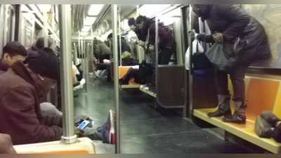 Изрображение 'КРЫСА ВЫЗВАЛА ПАНИКУ СРЕДИ ПАССАЖИРОВ НЬЮ-ЙОРКСКОГО МЕТРО (ВИДЕО)'