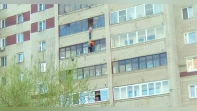 'Balkondan tushib ketgan bolakayning qutqarilishi (Video)'ning rasmi