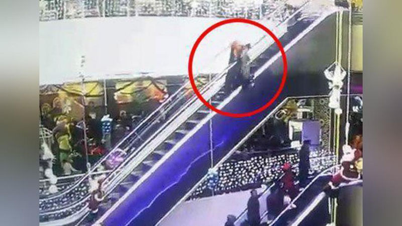 '​Andijonning “O`zbegim” savdo markazida ayol bolasini eskalatordan pastga tushirib yubordi (Video)'ning rasmi
