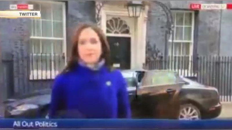 Изрображение 'РЕПОРТЕР SKY NEWS ВНЕЗАПНО ПРОПАЛА ИЗ КАДРА В ПРЯМОМ ЭФИРЕ (ВИДЕО)'