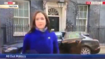 Изрображение 'РЕПОРТЕР SKY NEWS ВНЕЗАПНО ПРОПАЛА ИЗ КАДРА В ПРЯМОМ ЭФИРЕ (ВИДЕО)'