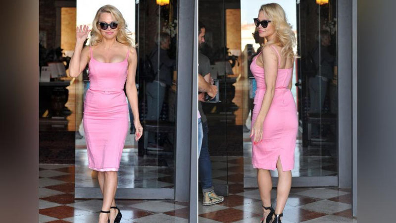 '​Pamela Anderson Venesiyaga Barbi qo`g`irchog`ining kiyimida uchib keldi (foto)'ning rasmi