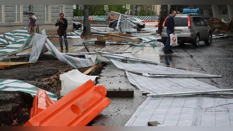 'Москвадаги бўрон пайтида чиқинди баклари икки қизнинг устига ағдарилиб тушди (Видео)'ning rasmi