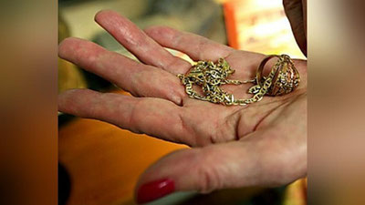 'Zominda o`zga xonadondan zargarlik buyumlarini o`g`irlagan ayol ushlandi'ning rasmi