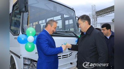 'Samarqanddagi teatr jamoalariga avtobus sovg`a qilindi'ning rasmi