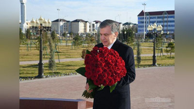 'Shavkat Mirziyoyev Islom Karimov xotirasiga hurmat bajo keltirdi'ning rasmi
