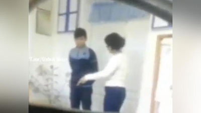'Урганчда ўқитувчи ўқувчини оёқ кийими билан ургани учун жавобгарликка тортилди (видео)'ning rasmi