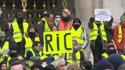 'Fransiyada “Sariq jiletlar”ga islohotlarni tezlashtirishni va`da qilishmoqda 'ning rasmi