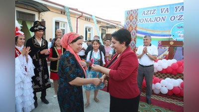 'Tanzila Norboeva sirdaryolik xotin-qizlarga yangi uy-joylar kalitini topshirdi'ning rasmi