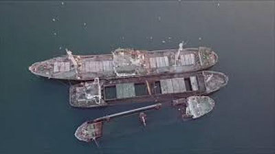 'Gresiya eski kemalarni quruqlikka olib chiqishni boshladi 'ning rasmi