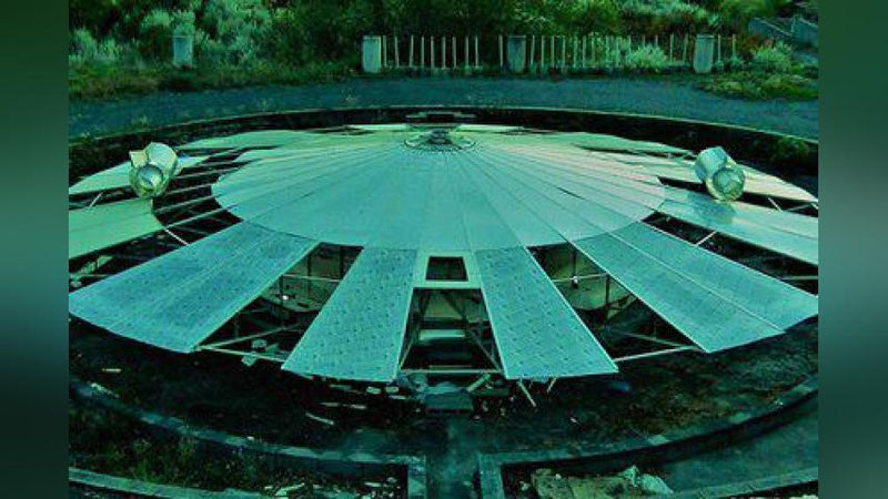 'Ispaniyalik keksa yozuvchi va musiqachi uchar likopcha yasadi 'ning rasmi