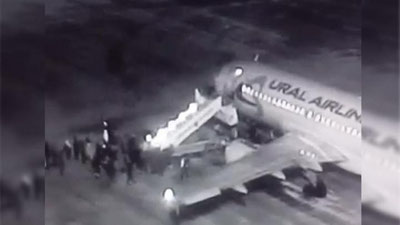 Изрображение 'ПАССАЖИРЫ УПАЛИ С ТРАПА В РОССИЙСКОМ АЭРОПОРТУ (ВИДЕО)'