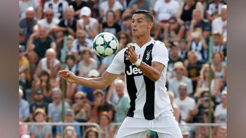 'Ronaldu mashhur “qaychi” golini takrorlanmoqchi bo`lib, kulgiga qoldi'ning rasmi