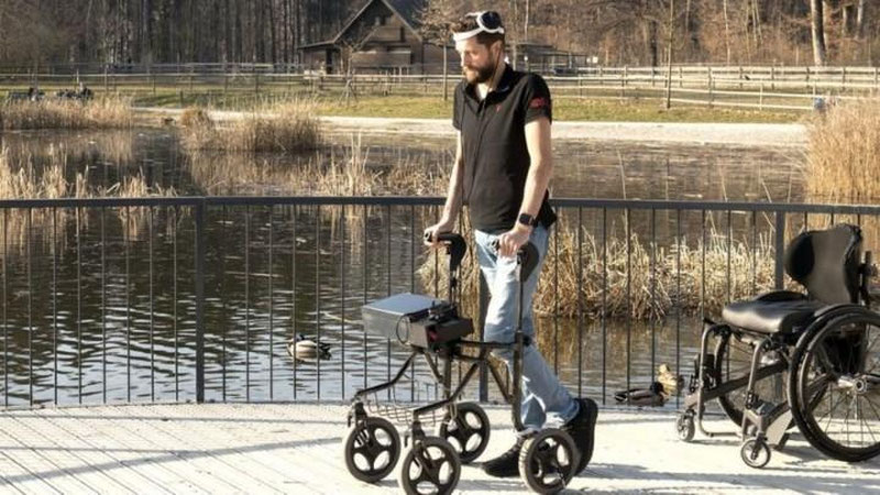 Изрображение 'В Швейцарии парализованный мужчина смог ходить после вживления имплантов в мозг'
