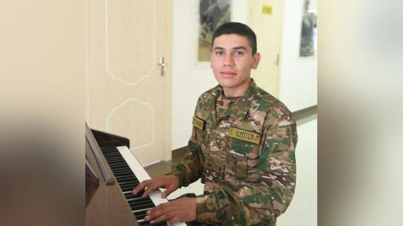 'Prezidentga fortepiano chalib bergan askar imtiyoz asosida Konservatoriyaga qabul qilinadi'ning rasmi