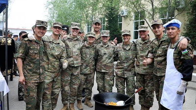 'Amerikalik kadetlar Toshkentdagi harbiy institutda bo`ldi. Kursantlar bilan osh pishirdi (Video)'ning rasmi