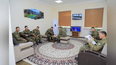 'Askarlar bayramni yangi yotoqxonada kutib olishadi'ning rasmi