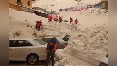 'Россияда қор кўчкиси тагида автомобиллар қолиб кетди (Видео)'ning rasmi