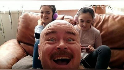 'Ота “ўта банд” фарзандлари билан мулоқот қилиш учун YouTube-каналини яратди 'ning rasmi