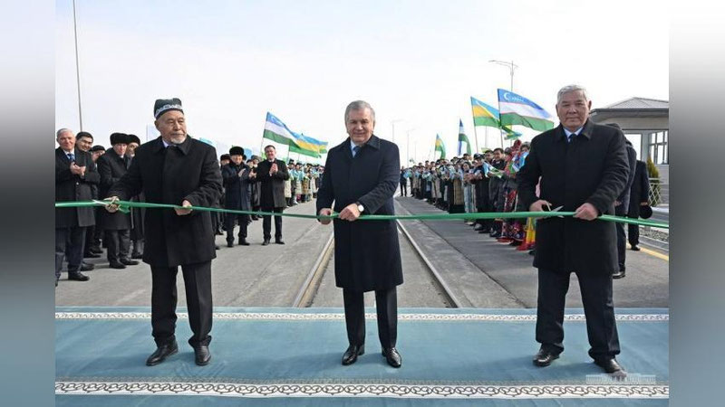 Изрображение 'Президент Узбекистана принял участие в открытии нового моста через Амударью (фото)'
