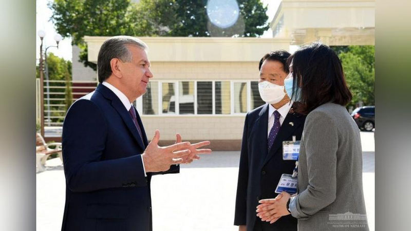 'Prezident: "Bizda 1-kursda umumiy fanlar o`qitilib, maktab dasturi qaytariladi. Yoshlar bir yil umrini yo`qotib, qiziqishi so`nib ham qoladi"'ning rasmi