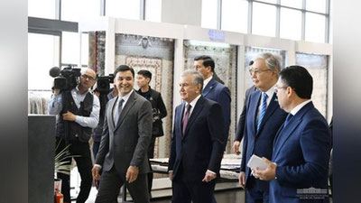 Изрображение 'Шавкат Мирзиёев и Касым-Жомарт Токаев посетили ковровый комбинат'