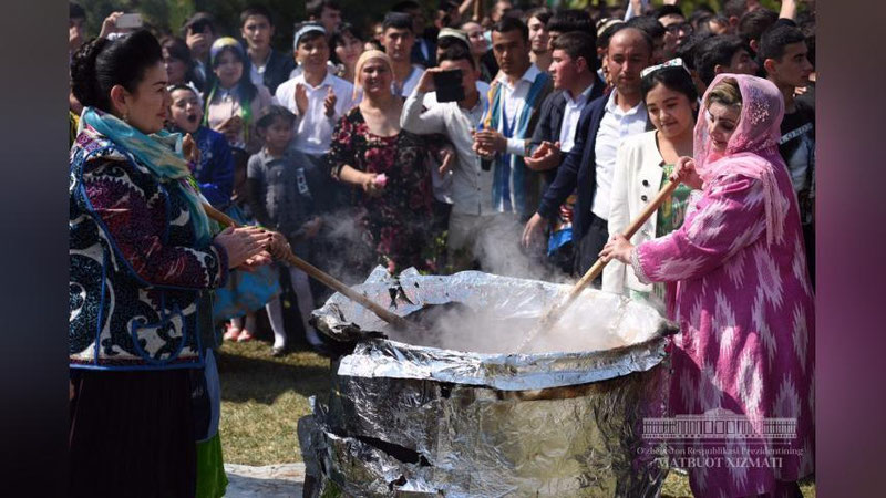 'Самарқанд шаҳрининг ўндан ортиқ масканларида Наврўз кенг нишонланмоқда'ning rasmi