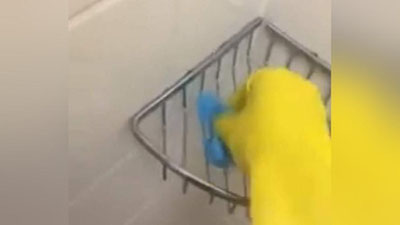 Изрображение 'ПОЛКА ДЛЯ ВАННОЙ ОКАЗАЛАСЬ ОТЛИЧНЫМ МУЗЫКАЛЬНЫМ ИНСТРУМЕНТОМ (ВИДЕО)'