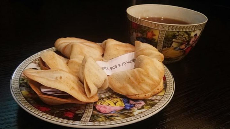 Изрображение 'ВКУСНЫЙ ПРЕДСКАЗАТЕЛЬ: ПЕЧЕНЬЕ СУДЬБЫ'