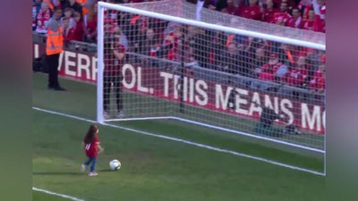 'Muhammad Salohning 4 yoshli qizi urgan gol gulduros qarsaklar bilan kutib olindi (Video) 'ning rasmi