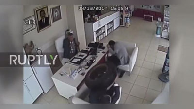 Изрображение 'ВЛЕТЕВШЕЕ В АПТЕКУ КОЛЕСО ЧУТЬ НЕ УБИЛО ПОСЕТИТЕЛЕЙ (ВИДЕО)'