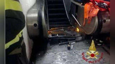 'Eskalator futbol muxlislarini tortib ketdi 'ning rasmi